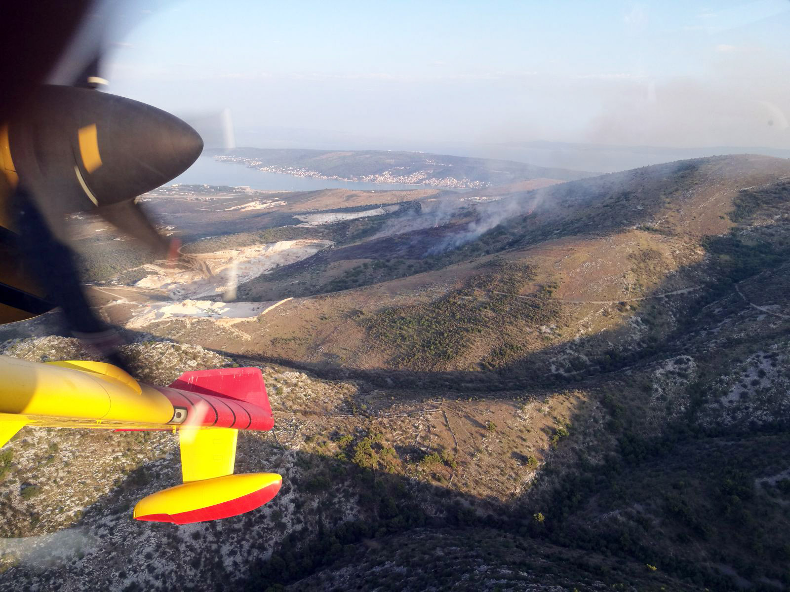 Canadair i helikopter gase požar kod Plana