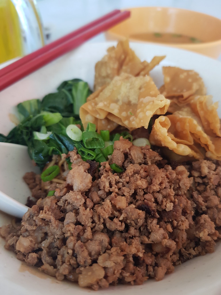 干捞肉碎炸云吞面 Dry Fried Wan Ton Mee w/Minced meat rm$6 @ Restoran Happy Chef corner at Phileo Damansara 1