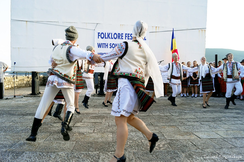 Народный танец в исполнении  фольклорной группы "Izvoras" из Молдавии