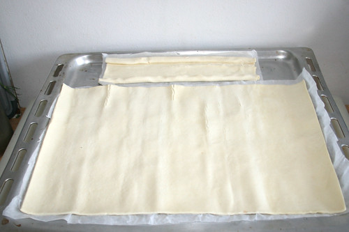 04 - Blätterteig auf Backblech geben / Put puff pastry on baking tray
