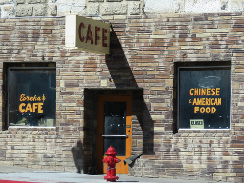 closed diner chineserestaurant greasyspoon paintonglass metalsign neon vintagesign smalltown eureka nevada