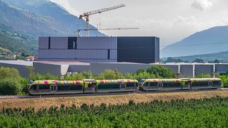 Vinschger Bahn vor dem Neubau der Obstgenossenschaft Juval
