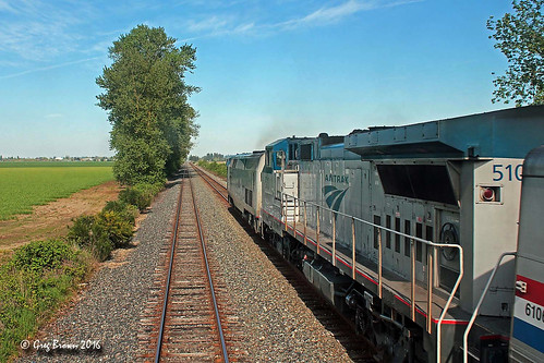 amtrak coaststarlight passengertrain ge generalelectric superliner oregon willamettevalley siding meet railroads trains