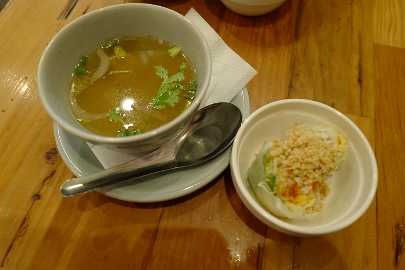 池袋西口タイストリートフード THAI STREET FOOD タレー パッポンカリーのスープと生春巻き