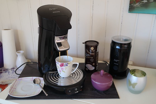 Kaffeebar mit Senseo Kaffeepadmaschine im Garten unserer Ferienwohnung