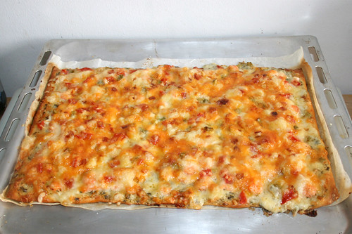 09 - Smoked salmon shrimp pizza with ranch dressing - Finished baking / Räucherlachs-Krabben-Pizza mit Ranch Dressing - Fertig gebacken