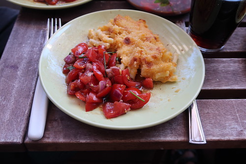 Mac ’n Cheese mit Tomatensalat (meine 2. Portion)