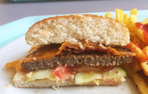 Bacon cheeseburger - Lateral cut / Bacon Cheeseburger - Querschnitt