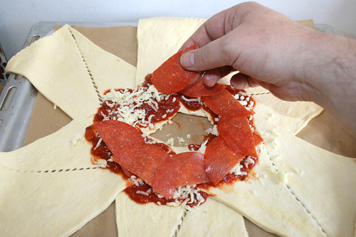 12 - Mit Pepperoni-Salami belegen / Put on pepperoni slices