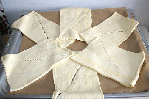 08 - Teigstücke in Ringform auf Backblech legen / Put dough in ring form on baking tray