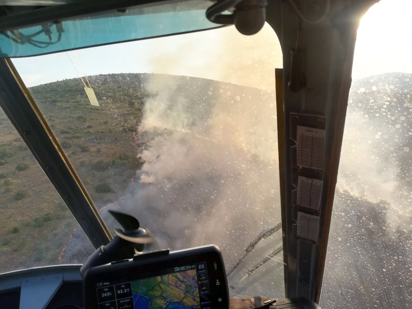 Canadair i helikopter gase požar kod Plana