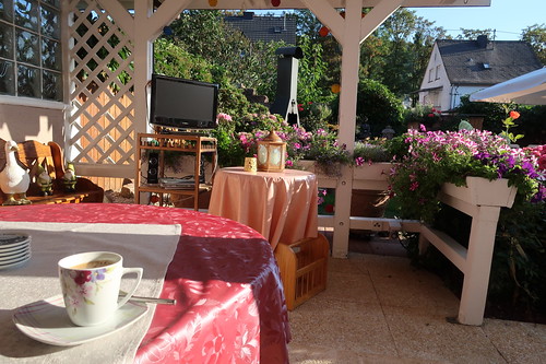 Morgendlicher Kaffee im Garten unserer Ferienwohnung