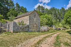 Walk to the abandoned villages near Mende - Photo of Badaroux