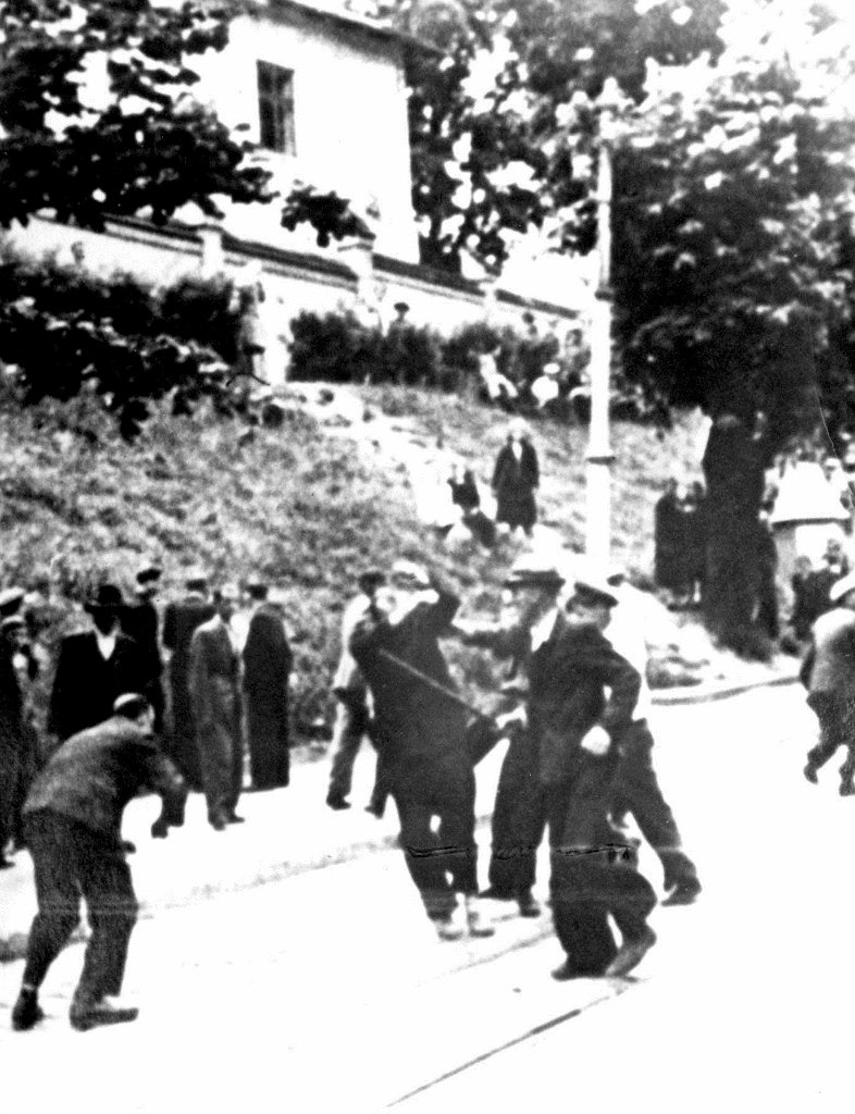 Бойцы милиции ОУН бьют евреев палками на улице Коперника во Львове, 30 июня-3 июля 1941