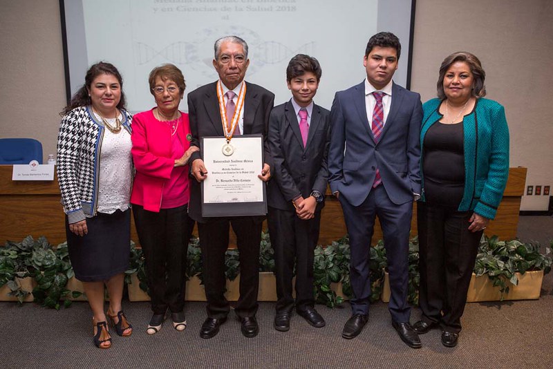 Medalla Anahuac en Bioetica y Ciencias de la Salud a Bernardo Villa