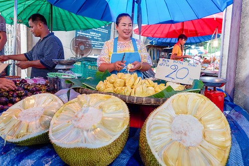 geolis06 asie asia thailande khaoyoi phetchaburi olympus portrait marché market seller marchande fruit jackruit jacquier jaquier street