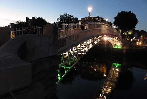 The Ha'Penny Bridge in Dublin at night