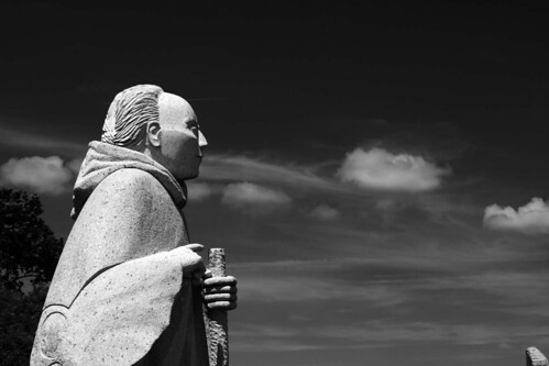 carnoët bretagne brittany france valléedessaints sculpture statue sculpté granit granite pierre stone paysage landscape cielbleu bluesky saint sainte