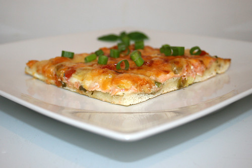 11 - Smoked salmon shrimp pizza with ranch dressing - Side view / Räucherlachs-Krabben-Pizza mit Ranch Dressing - Seitenansicht