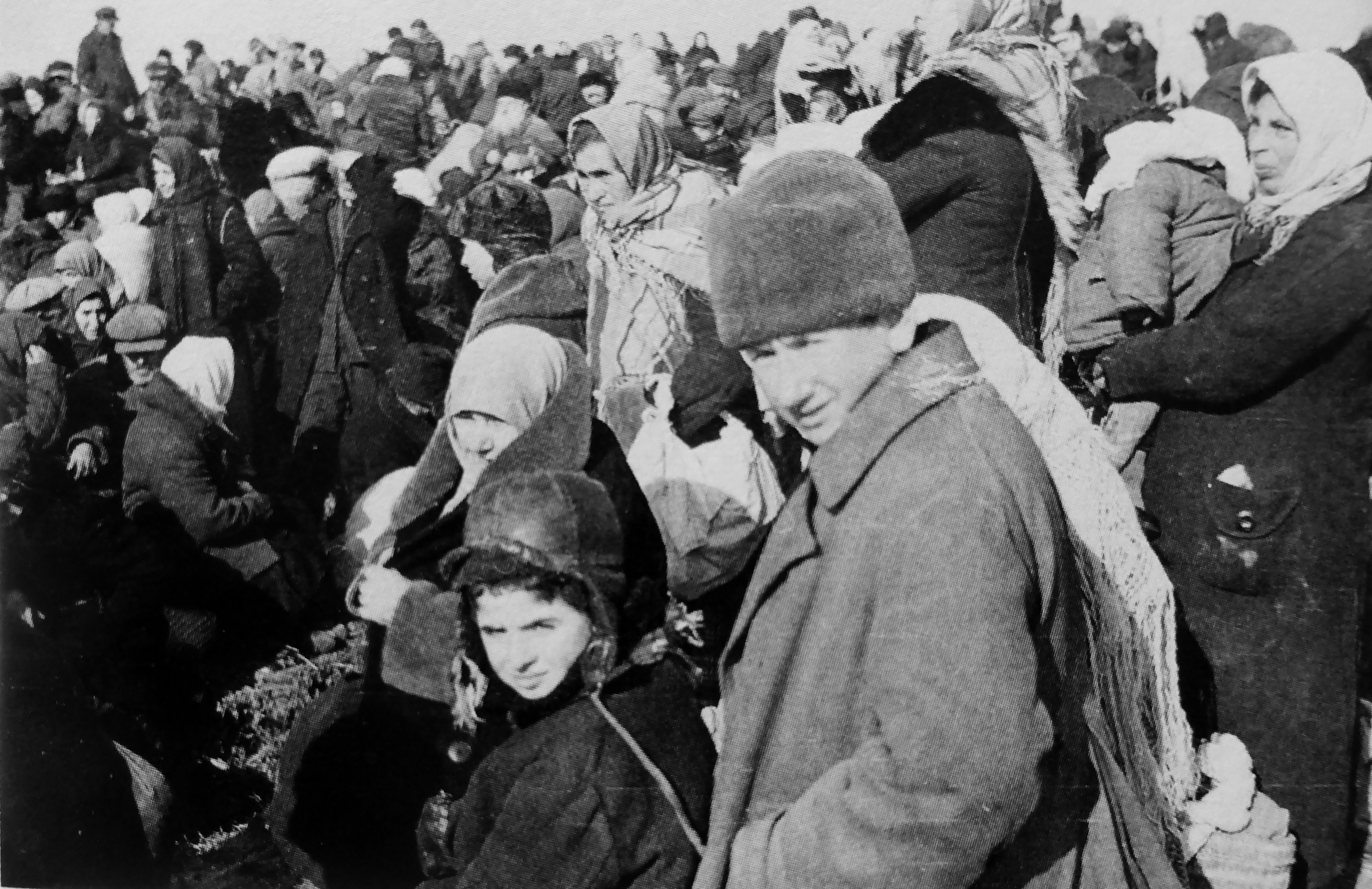 1941. Жители еврейского происхождения из города Лубны Полтавской области перед расстрелом в Засульском яру. 16 октября.