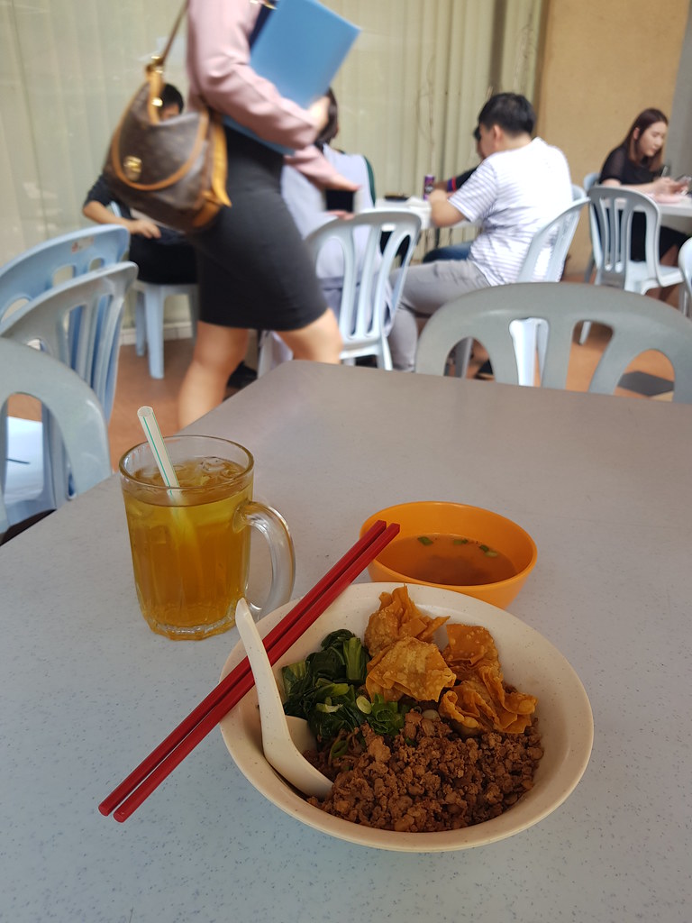 干捞肉碎炸云吞面 Dry Fried Wan Ton Mee w/Minced meat rm$6 @ Restoran Happy Chef corner at Phileo Damansara 1