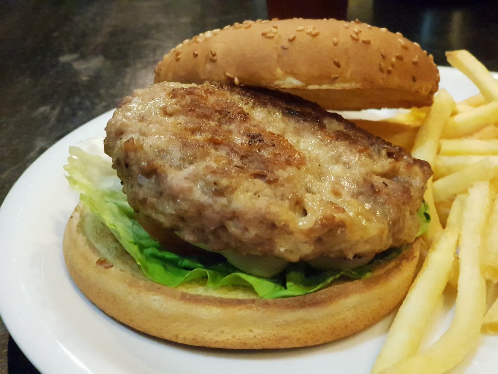 猪肉汉堡 Pork Burger w/Ice Lemon Tea rm$17.50 @ Skippys Pizza at Phileo Damansara 1