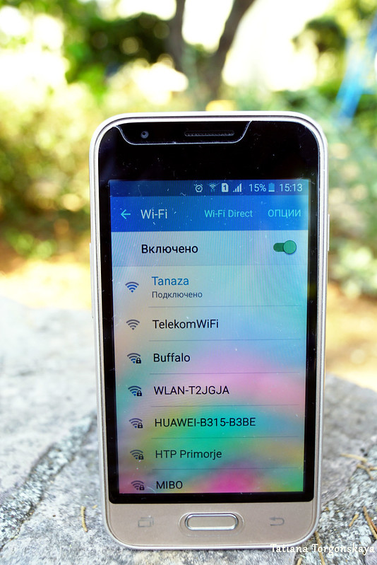 Телефон, подключенный к бесплатному WiFi в Тивате