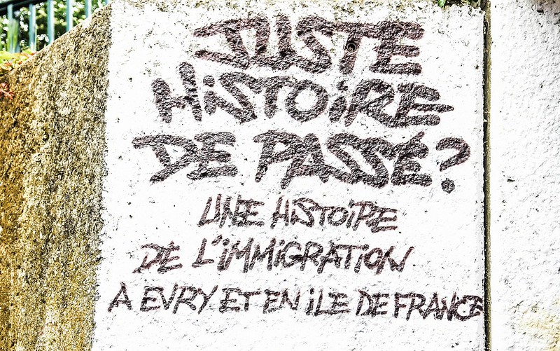 Evry Daily Photo - Fresque Murale Les Epinettes- Une Histoire de L'immigration - Evry Ile de France
