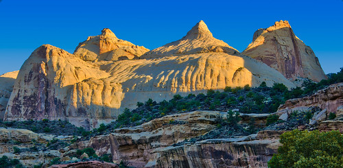 capitolreefnationalpark entradasandstone highway24 navajodome navajosandstone utah cliffs dawn dome geology horizontal morning sandstone sunrise torrey unitedstates us