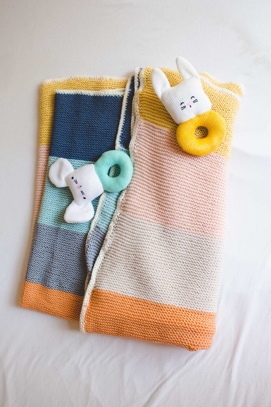 geschenk zur geburt: bunte babydecke mit häkelrand stricken - DIY/anleitung