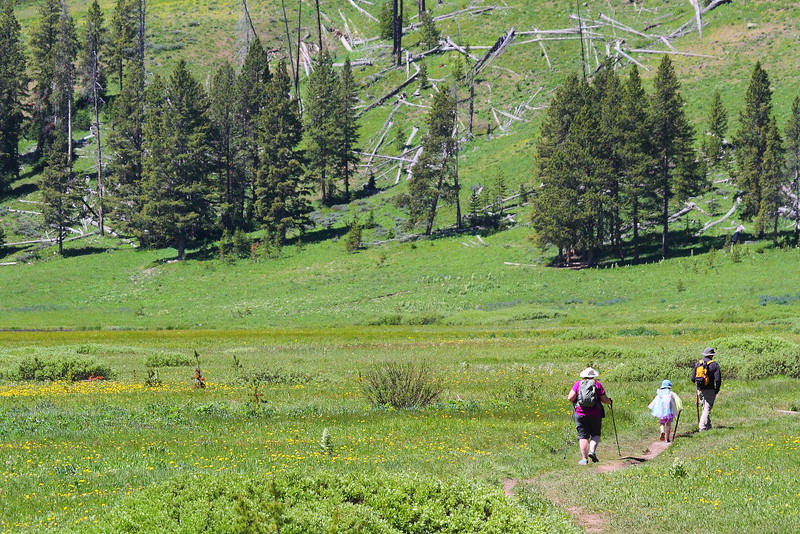 IMG_7500 Hikers on Cascade Lake Trail
