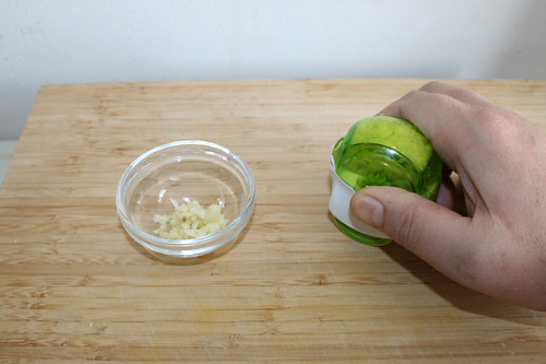 24 - Knoblauch zerkleinern / Mince garlic