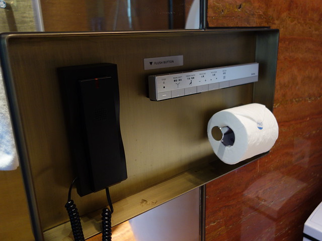 廁所裡也有電話機＠高雄H2O水京棧國際酒店