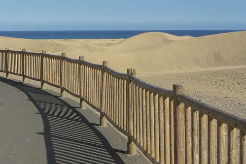 map168139v duinen dunes fance sea seascape landscape grancanaria fence hek hekwerk shadowplay shadow shadows schaduwen schaduwspel sand zand maspalomas