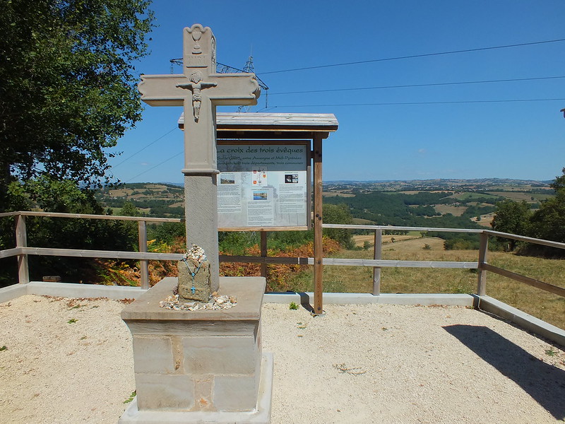 [207-004] Montredon - La Croix des 3 Évêques (Cagnac)