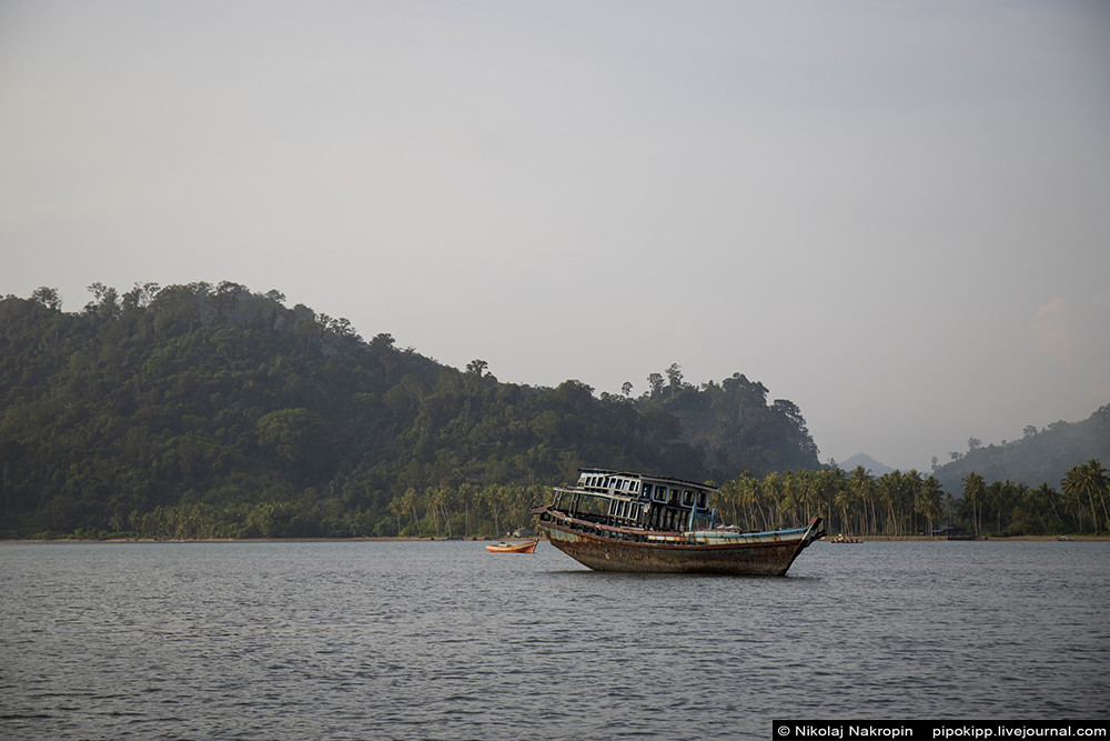 Западная Суматра. Автостопом на лодке. Джордж, берегу, место, лодка, бакар, каное, смотрели, домика, несколько, двадцать, судёнышко, лодки, чтение, дислокации, можно, метрах, мужик, своём, сторону, слишком
