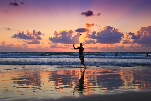 playingfrisbeeatsunsettelavivbeach playing frisbee sunset telaviv beach