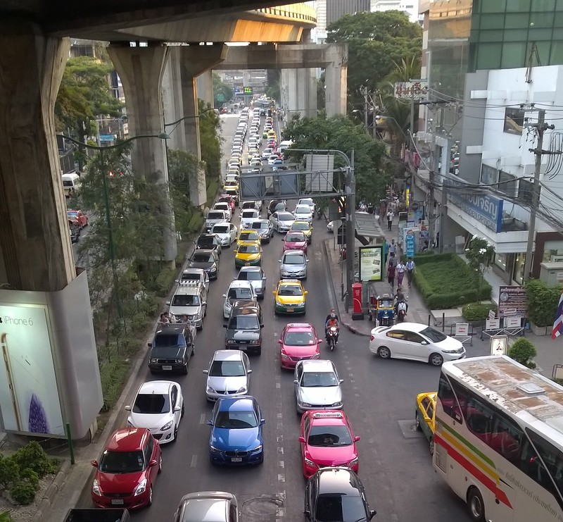 Bangkok - Kaoottinen kaupunki, jota rakastan. Bangkok on kaupunki, johon palaan aina kun mahdollista. En kuitenkaan siksi, että kaupunki olisi jotenkin erityisen viehättävä. Bangkok on kaupunki, jossa on liikaa kaikkea. Liikaa ihmisiä, liikaa ostoskeskuksia, liikaa liikennettä, liikaa saastetta.
