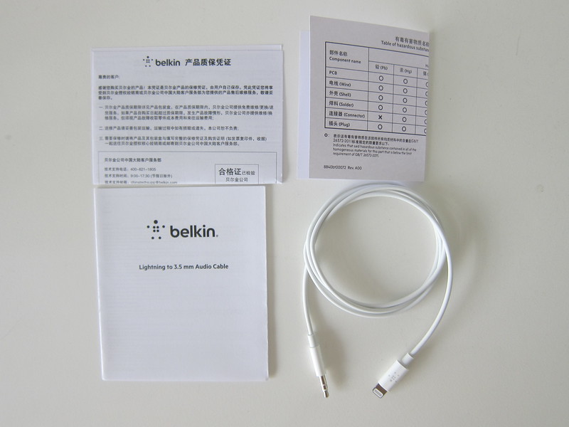 Belkin 3.5mm Audio Cable with Lightning Connector  - Box Contents
