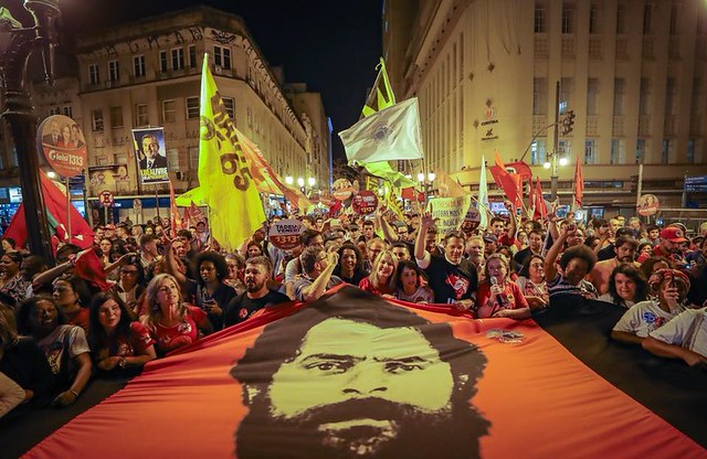 "Substituímos a farda pela toga. Só nos resta recorrer ao povo", avalia pesquisador. - Créditos: Lula/Reprodução (via Facebook)