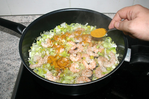 24 - Mit Salz, Pfeffer & Curry würzen / Season with salt, pepper & curry