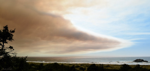 oregon smoke plume wildfire pacificocean goldbeach coast klondikefire taylorcreekfire