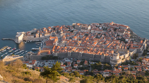 dubrovnik croatia kroatien hrvatska eu europe europa oldtown fort kingslanding wall aerialview aerial hafen city cityscape gameofthrones