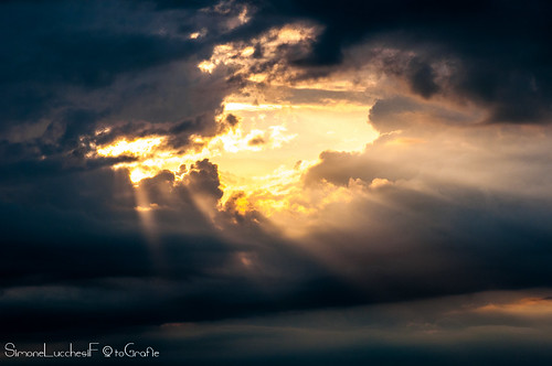 2018 agosto august cielo clouds landscape nikkor nikkor18300mmf35 nikon nikond300 nuvole panorama raggi ray sky sole sun sunbeam bolsena lazio italia tramonto