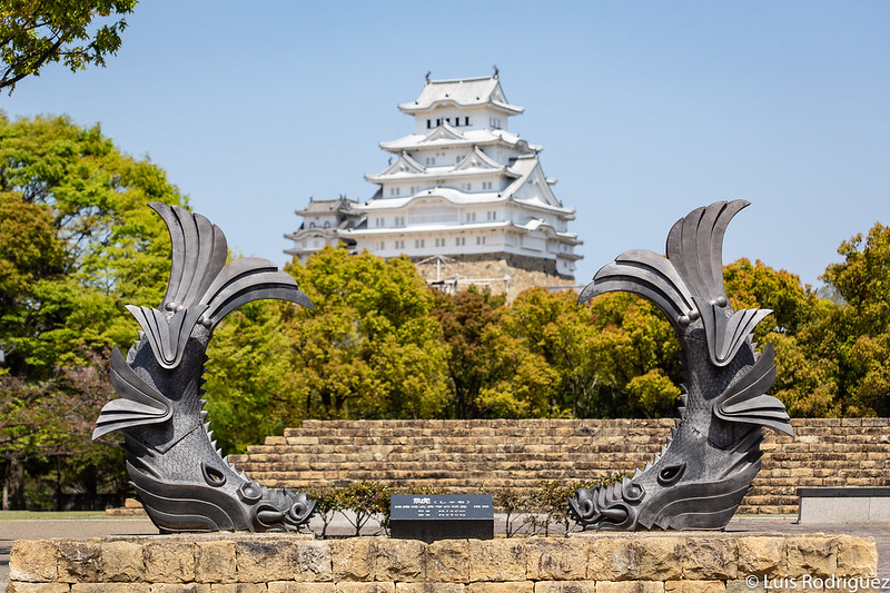 Vista del castillo de Himeji y dos sachihoko.