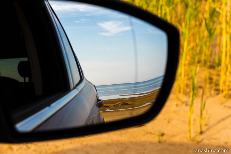 Отражение моря в зеркале машины