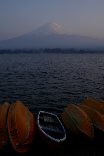 japan japon fuji mountain lake montagne lac orange boat bateau kawaguchi fujigoko blue landscape