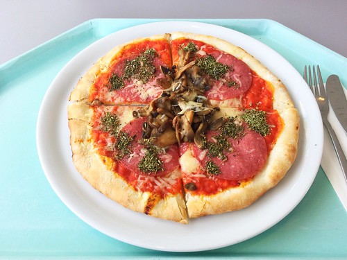 Oven fresh pizza with salami, mushrooms & mozzarella / Ofenfrische Pizza mit Salami, Champignons & Mozzarella