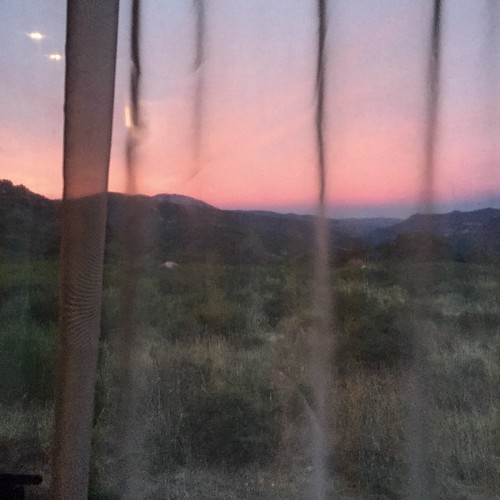 view window campingcar vanlife fenêtre enjoy sunset pink adventure