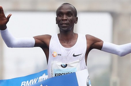 Keňský král maratonů Eliud Kipchoge v Berlíně rozcupoval světový rekord